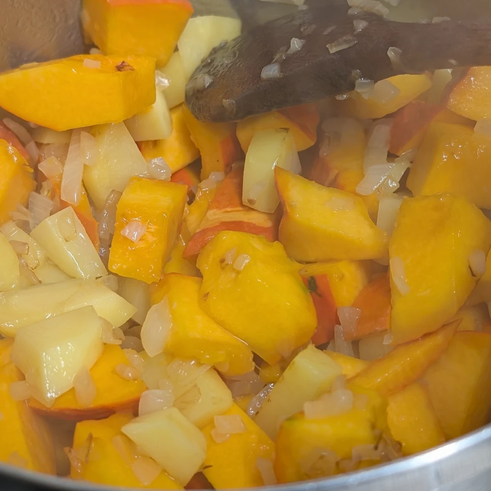 Kürbis-Kokos-Cremesuppe 1 Kürbissuppe ansetzen