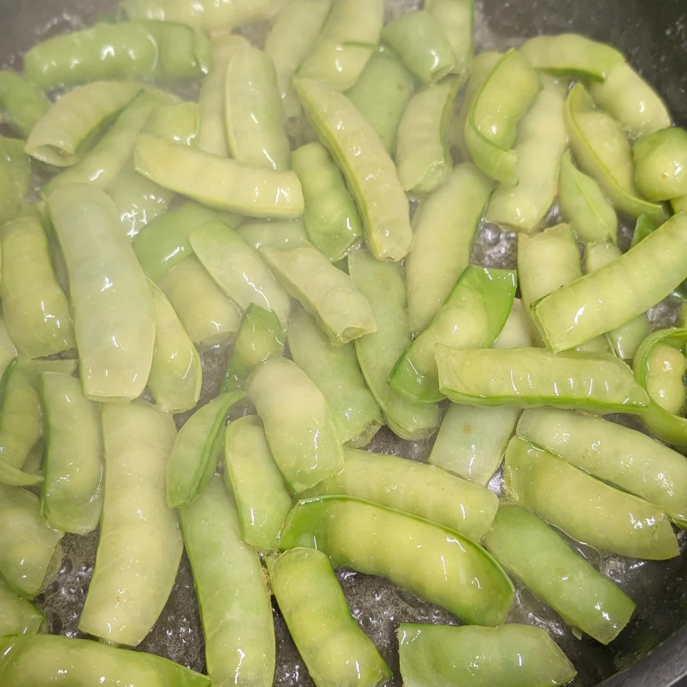 Zuckererbsenschoten 1 Zuckererbsenschoten, warm in Butter geschwenkt