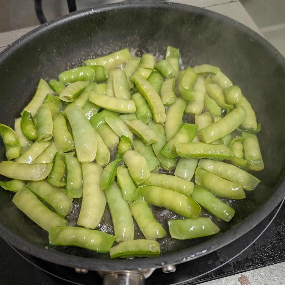 Startseite 10 Zuckererbsenschoten in Butter geschwenkt