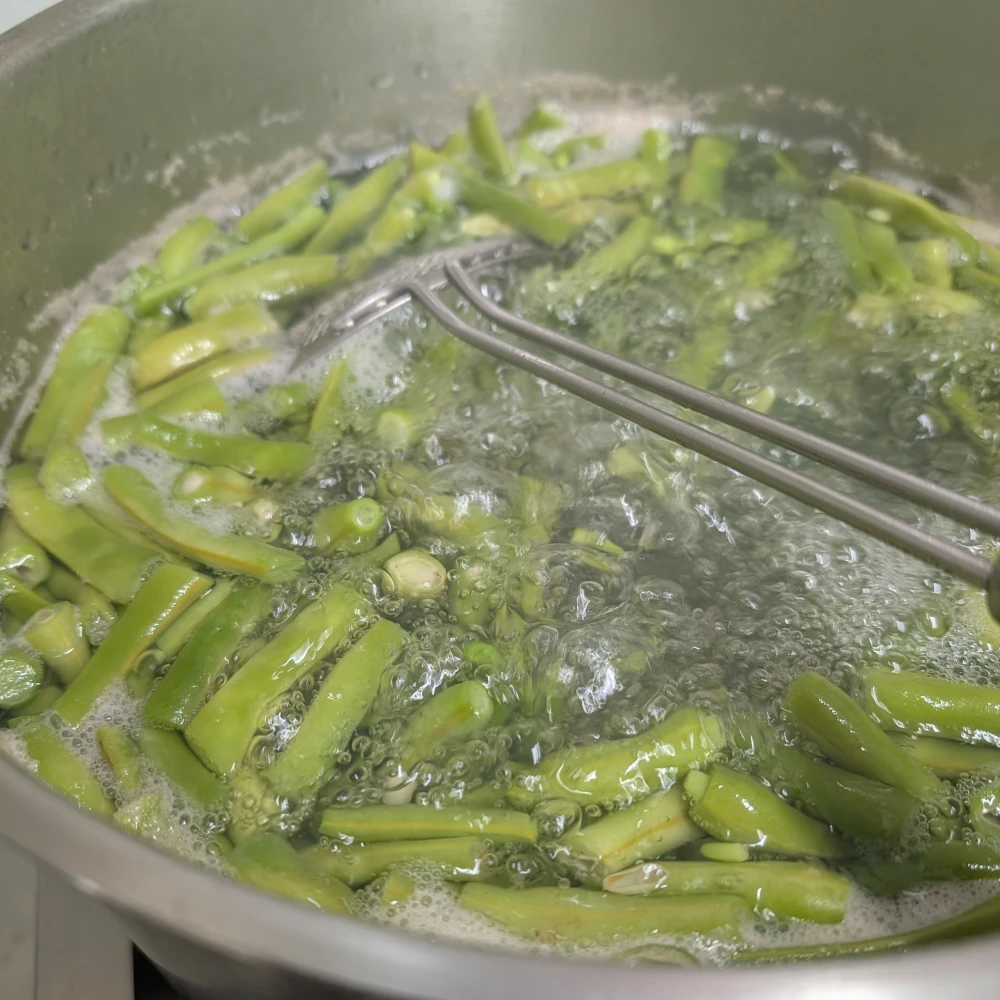 Fisolensalat (Grüne Bohnen) 2 Bohnen für den Fisolensalat kochen