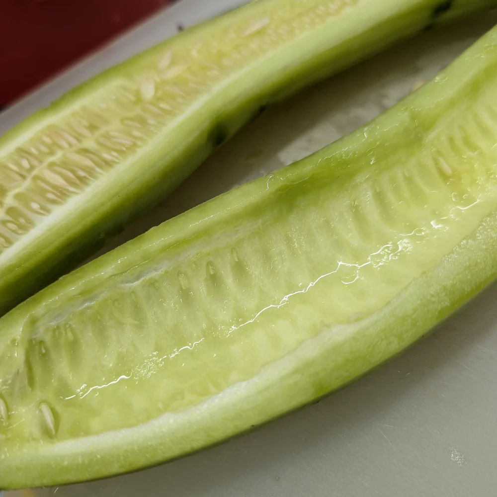 Gurkensalat, eingekocht 1 Gurken Schälen, halbieren und entkernen