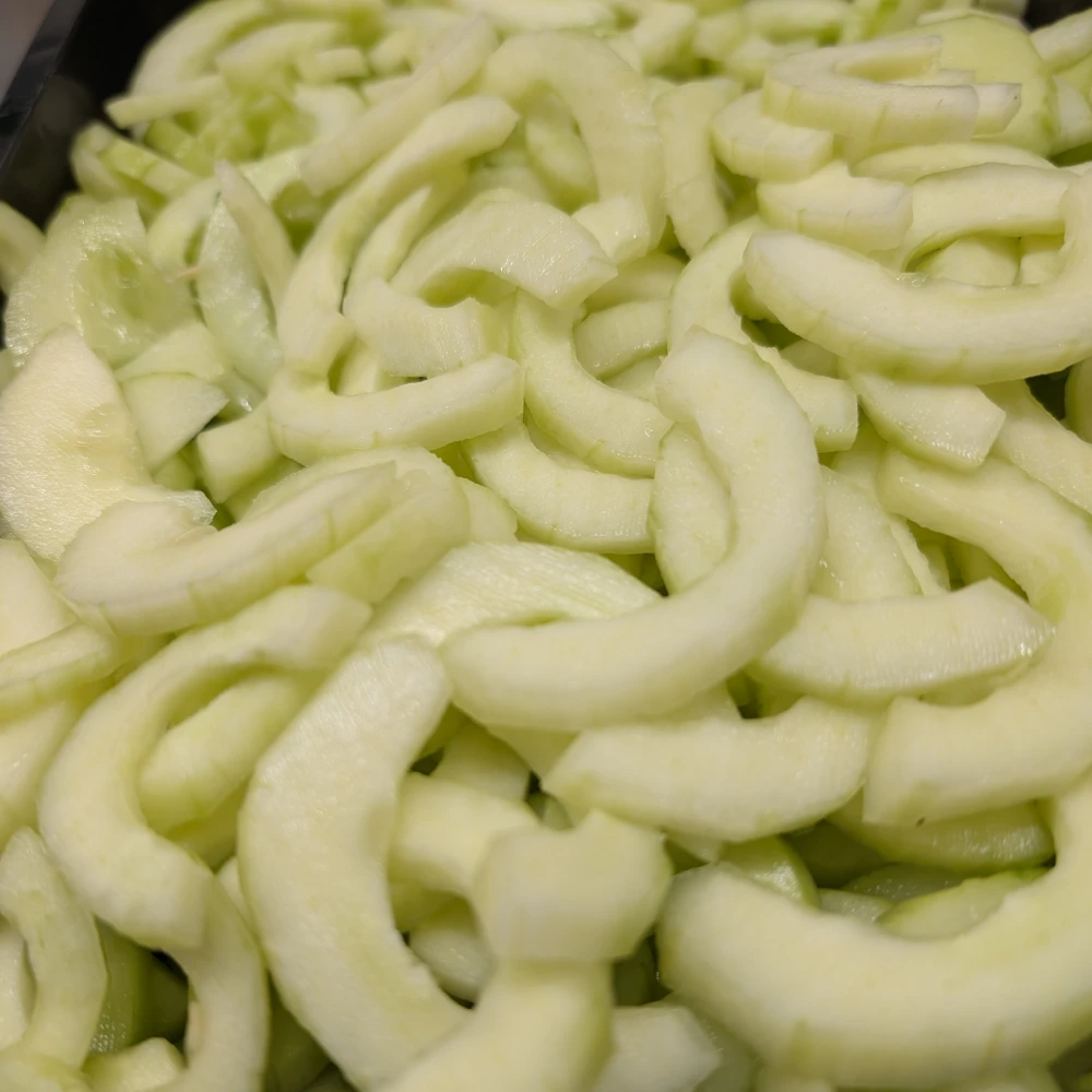 Gurkensalat, eingekocht 2 Gurken in Stücke schneiden
