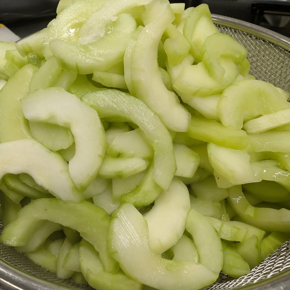Gurkensalat, eingekocht 3 Gurken abtropfen lassen