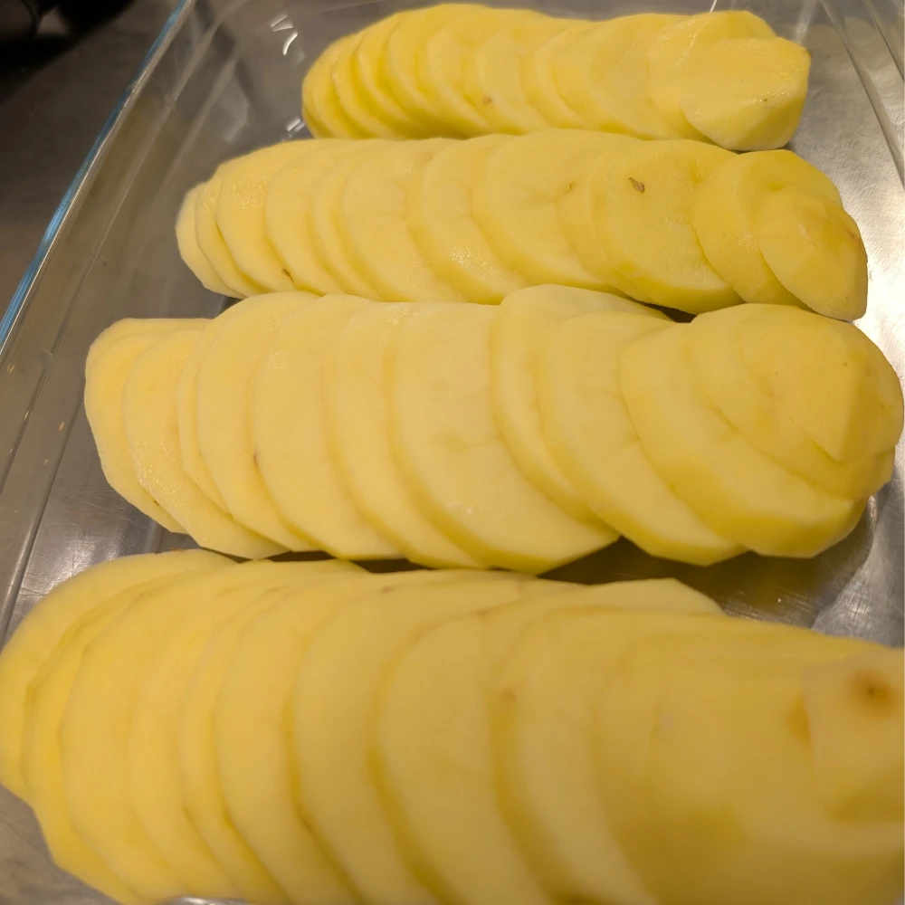 Kartoffelgratin 2 geschichtete Kartoffel in einer Auflaufform