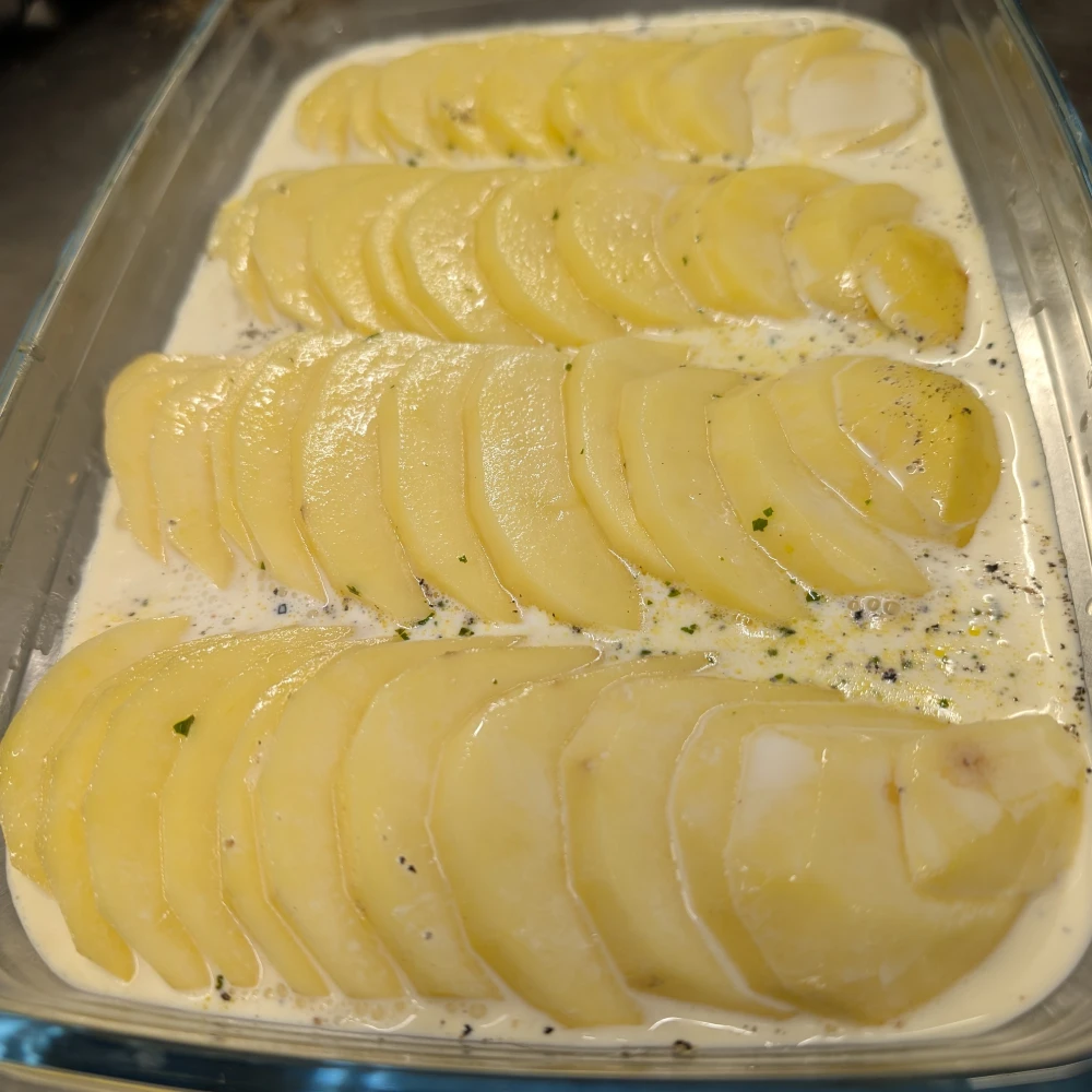 Kartoffelgratin 3 in Scheiben geschnittene Kartoffel mit Suppe und Sahne übergossen