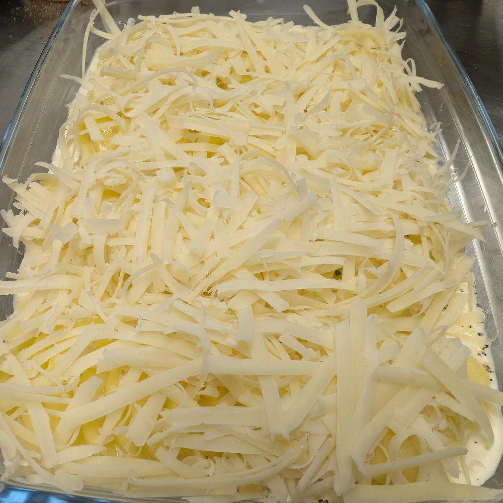 Kartoffelgratin 4 Kartoffel mit geriebenem Käse bestreut