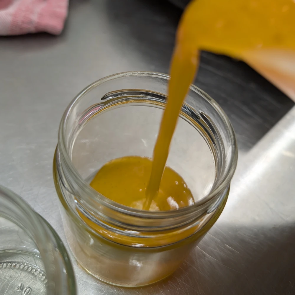 Marillenmarmelade 3 in saubere Gläser abfüllen