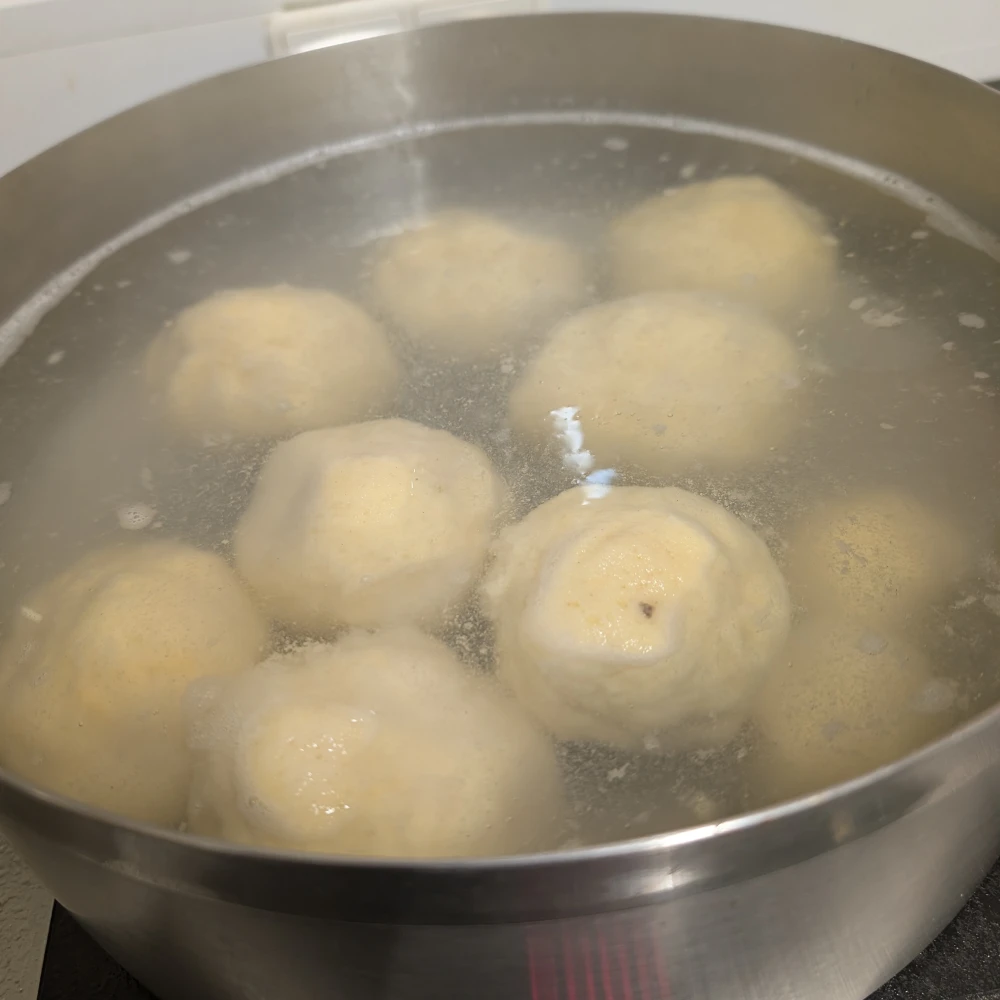 Marillenknödel 5 Marillenknödel in Wasser einkochen