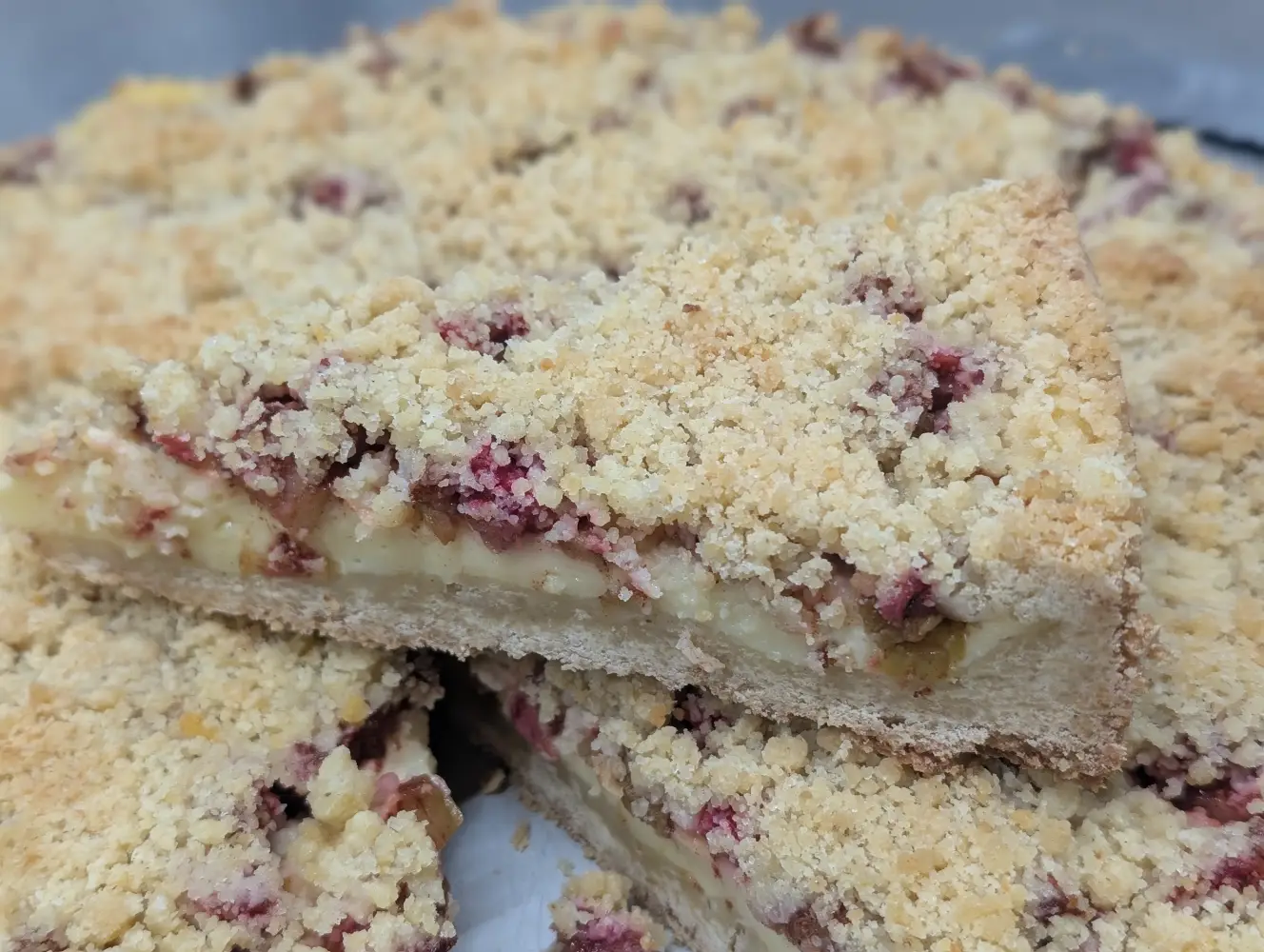 Rhabarber-Pudding-Kuchen mit Streusel