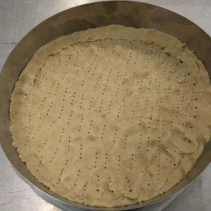 Tortenboden mit Mürbteig auslegen