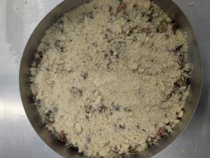 Rhabarberkuchen mit Streusel vor dem Backen