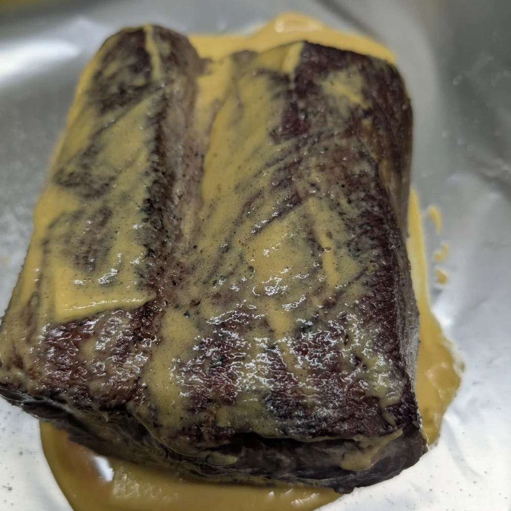 Roastbeef 5 Roastbeef auf der Folie, mit Dijon Senf bestrichen