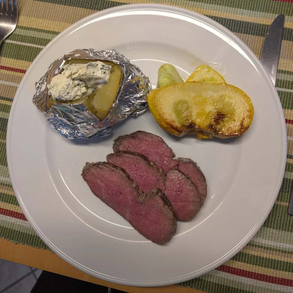 Startseite 10 Roastbeef mit Folienkartoffel und Patisson