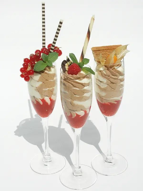 Schokoladenmousse hell und dunkel im Glas