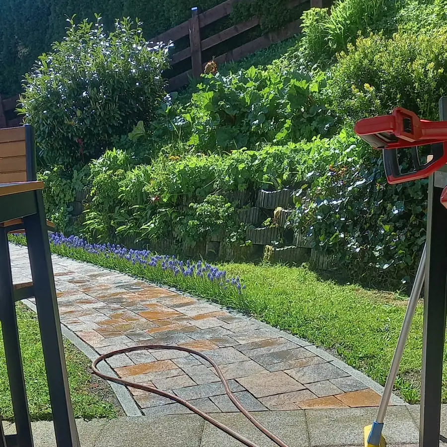 Weg im Garten aufräumen