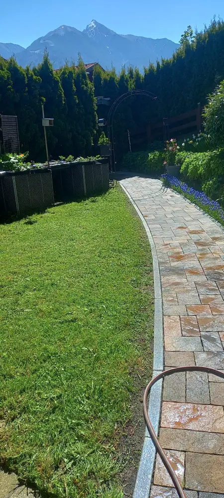 nur ein Gartenweg