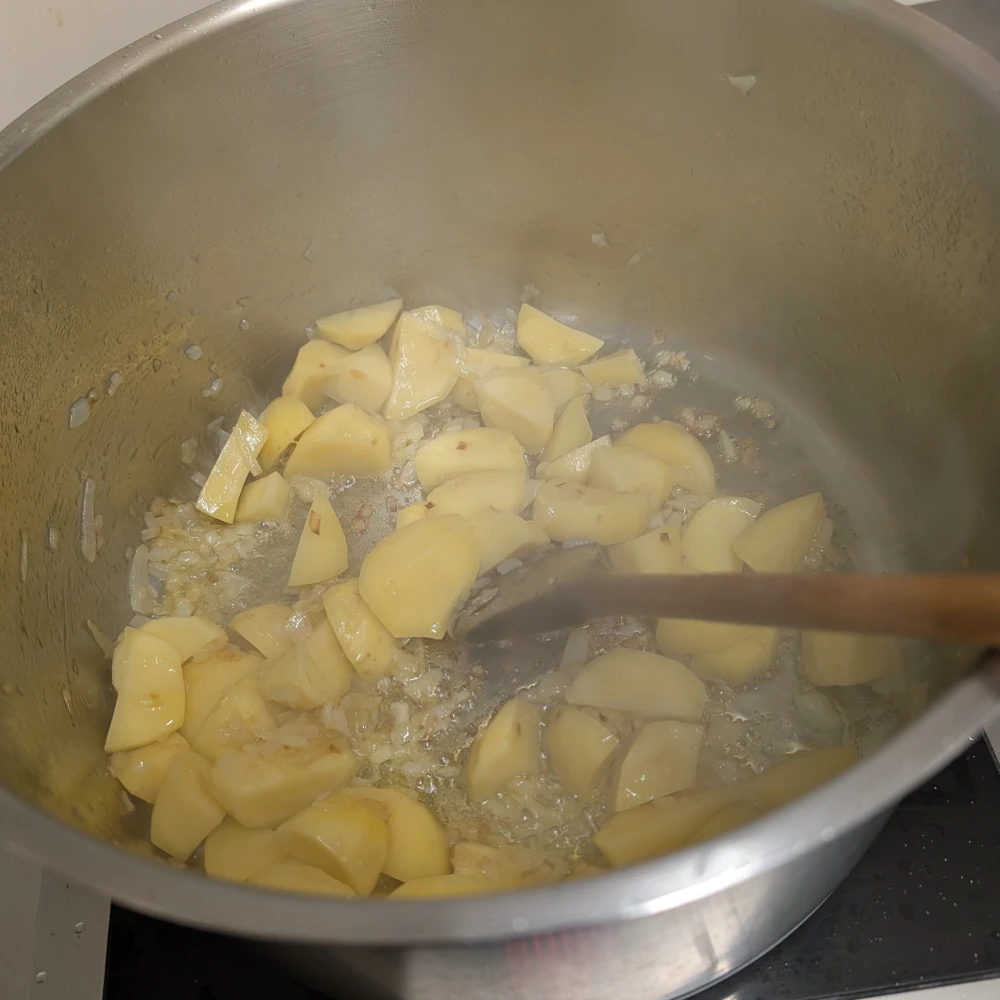 Zucchinicremesuppe einkochen 2 Zwiebel und Kartoffel anschwitzen