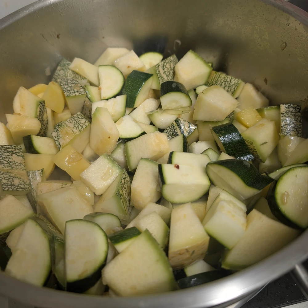 Zucchinicremesuppe einkochen 3 Zucchinistücke dazu geben und mit anschwitzen