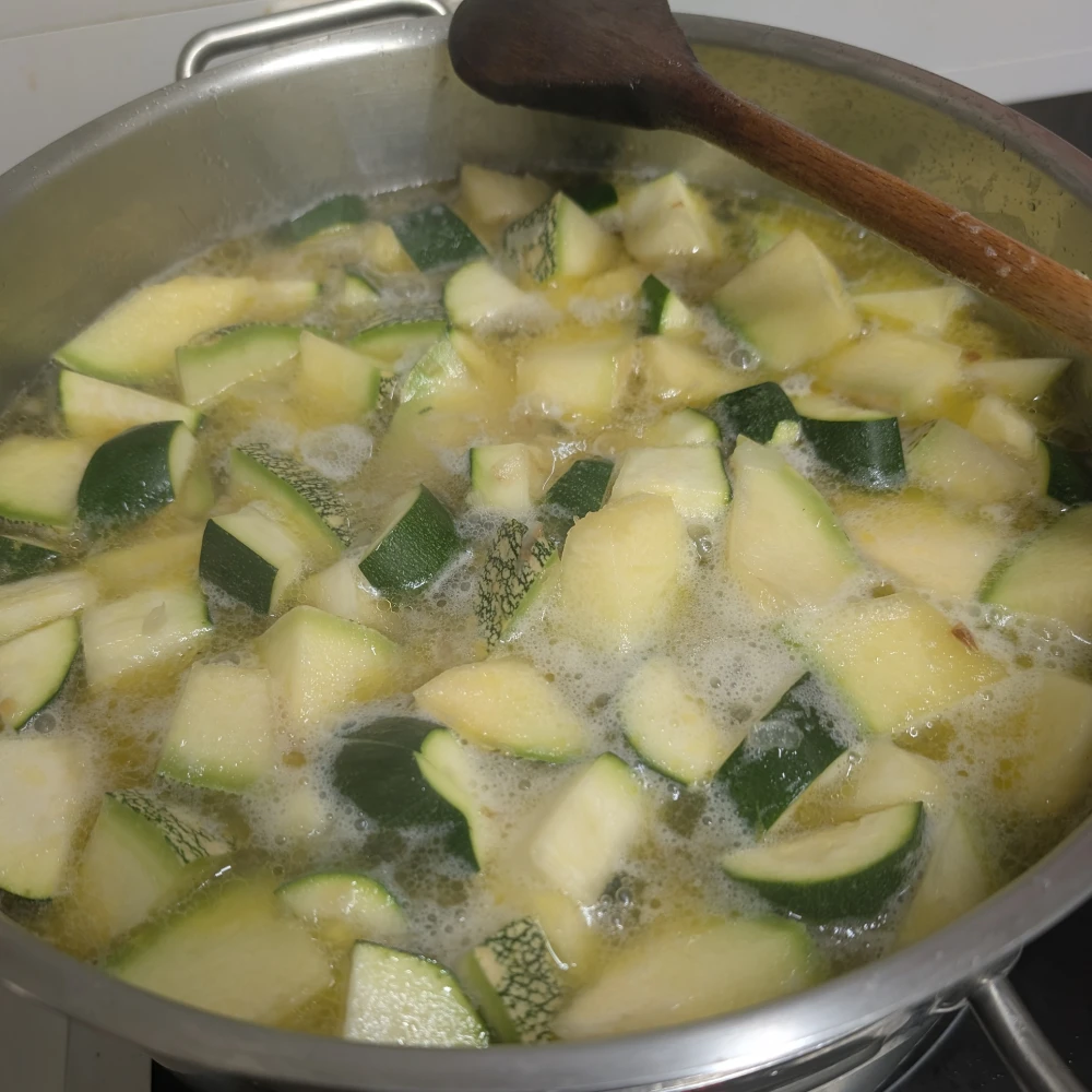 Zucchinicremesuppe einkochen 4 Mit Wasser aufgießen