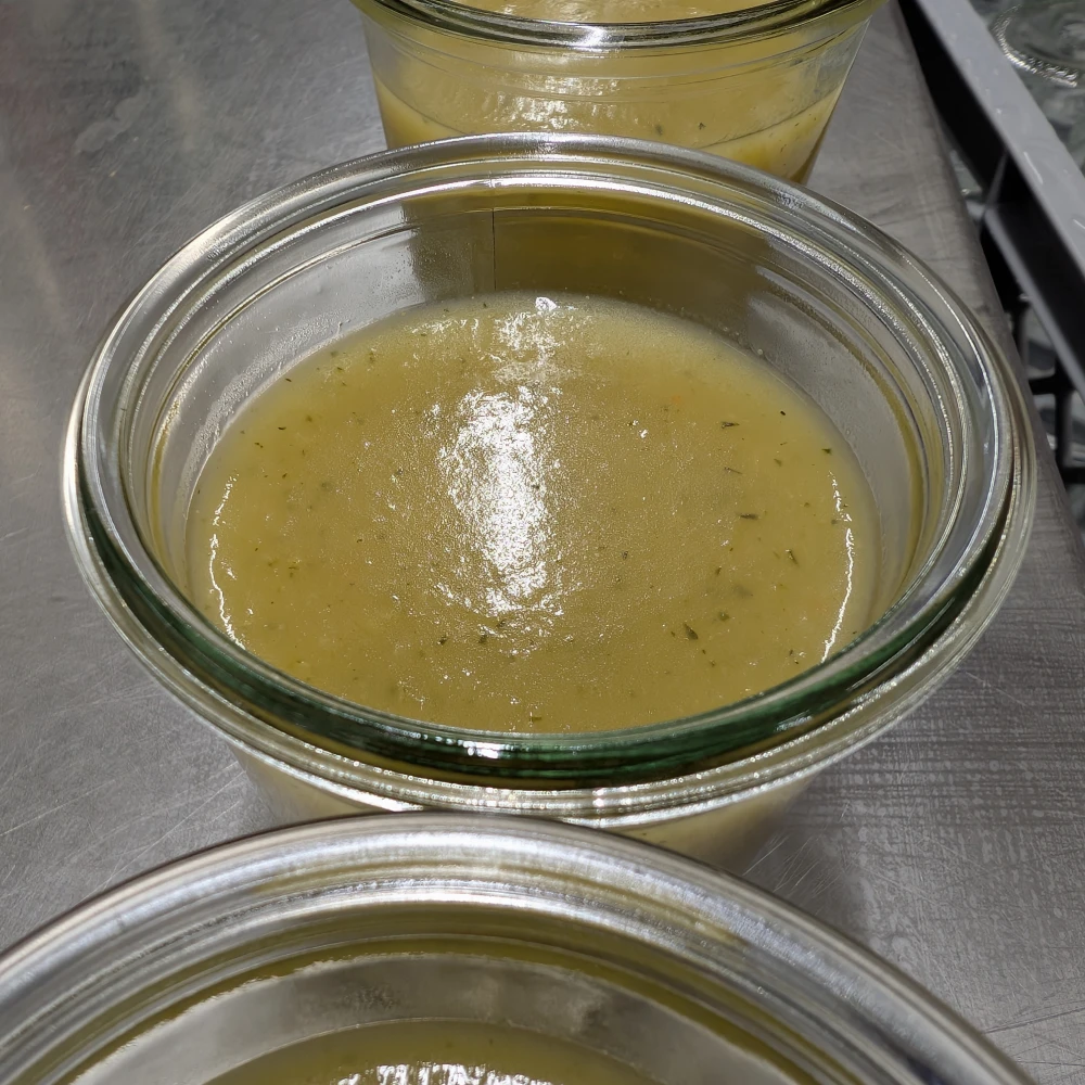 Zucchinicremesuppe einkochen 6 Zucchinisuppe in Gläser abfüllen