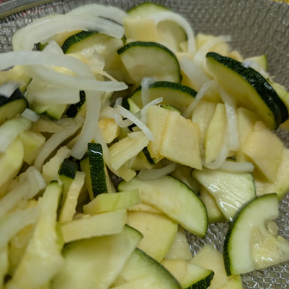 Zucchinisalat, eingekocht 1 Zucchini mit Zwiebel gemischt